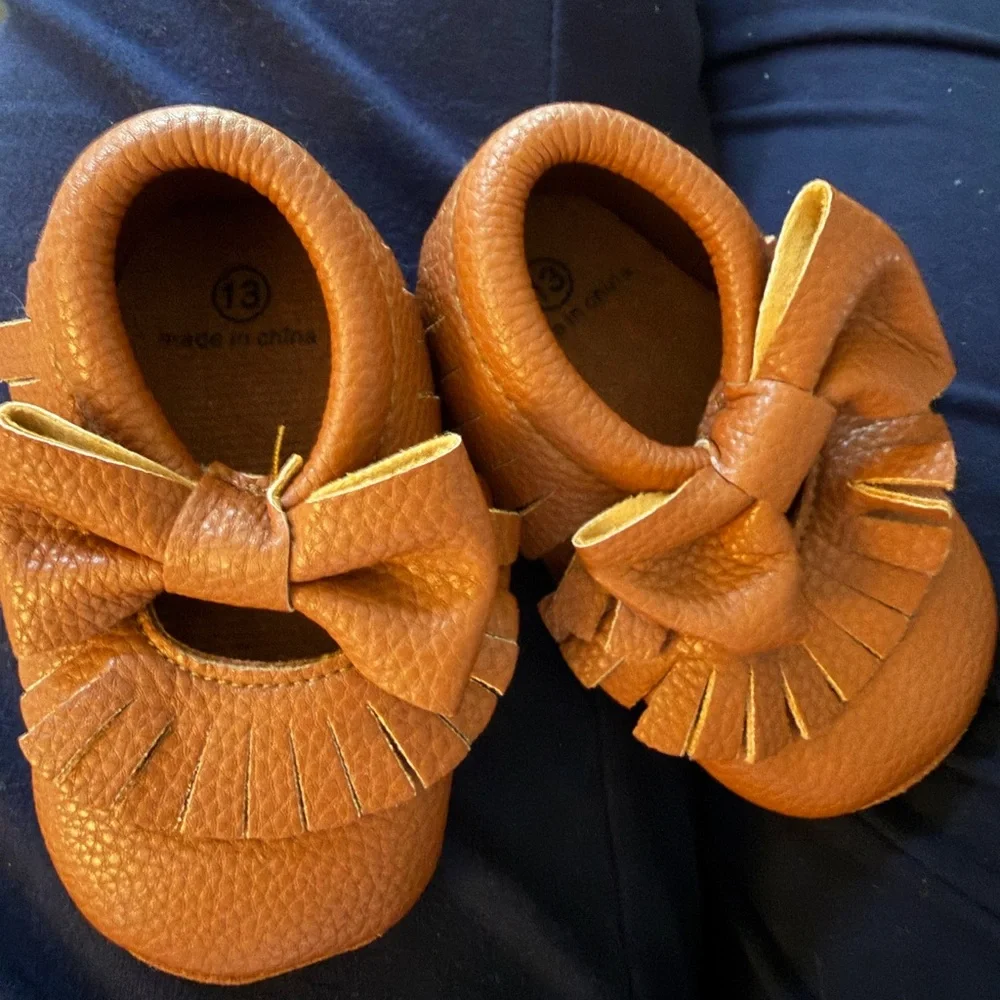 Charming Brown Baby Moccasins with Bow Size 2 excellent condition
